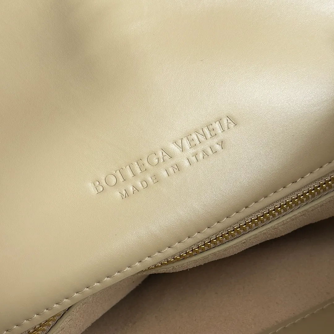 Batch 1520 Inspired by the 1970s, the Bottega Veneta women's logo shoulder bag has a smooth leather surface that brings a clean and handsome feel, just like the neatness and tenacity of a working woman. The front buckle has high-quality hardware pendant body, the overall retro elegance, and the excellent leather feels soft. This Bottega Veneta series can be described as beautiful, weakening the complexity of the outfit, not competing for it, and only using the best quality to interpret itself. Style number: 806030 (small size) Size: 27*16*6cm